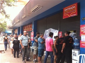 Consumidores lotam loja de rede de eletrodomésticos em Maringá em busca de promoções no saldão anual